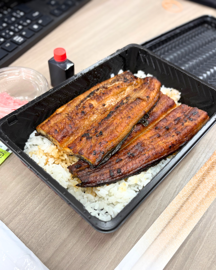 優良業務受注者表彰のお祝いに社員にふるまったうな重