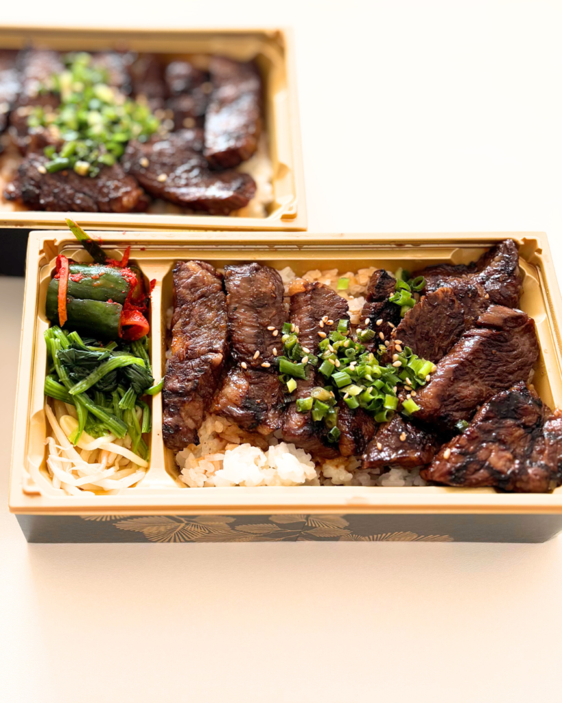 優良業務受注者表彰のお祝いに社員にふるまったハラミ弁当